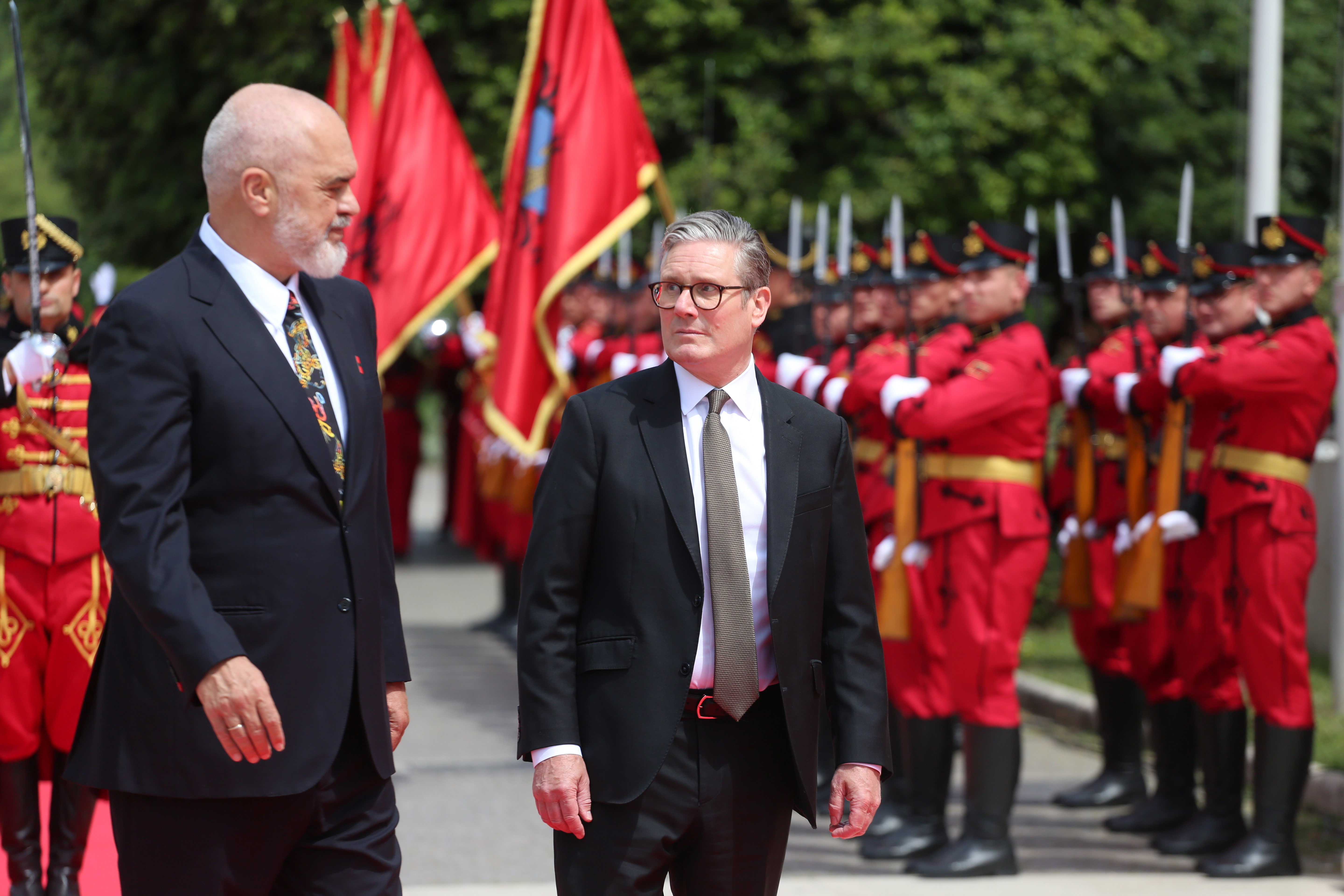 Prime Ministers Edi Rama and Keir Starmer inspecting an honor guard.