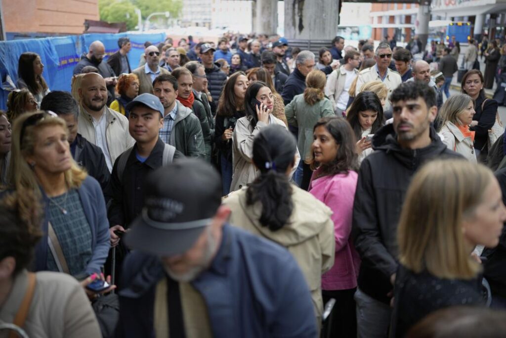 10K Stranded as Cable Theft Halts Spain’s Trains 10K Stranded as Cable Theft Halts Spain's Trains