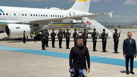 Volodymyr Zelenskyy arrives in Ankara ahead of meeting with Turkey's Erdoğan – video