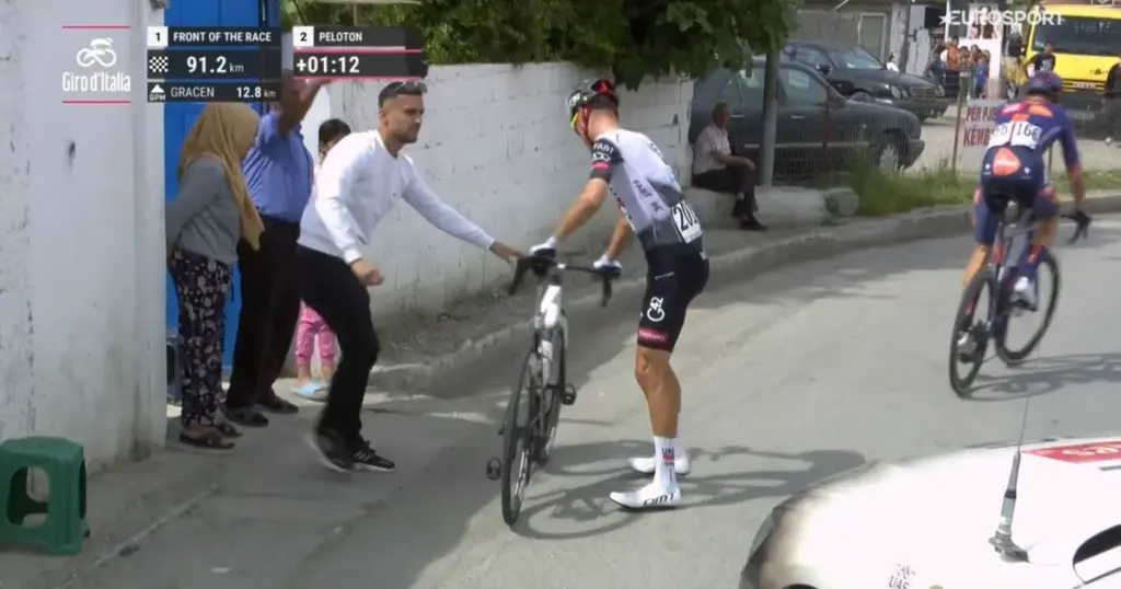 "Ayuso now knows his strategy too," Spain shouts, but UAE also refers to crash after Giro blow from Roglic