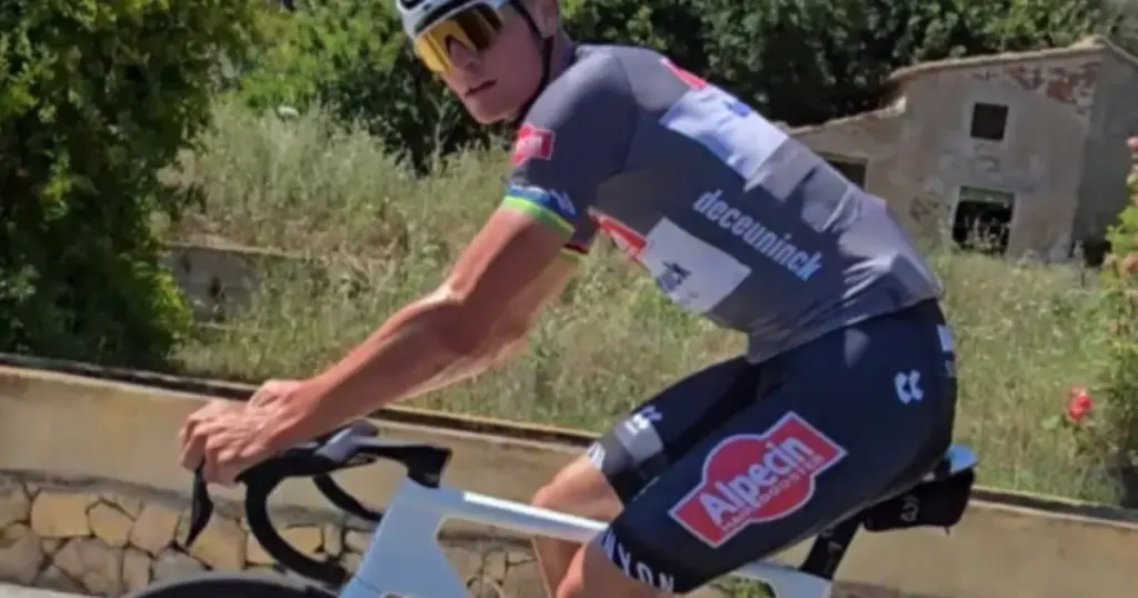 📸 One week after crash, van der Poel is back training on the road in Spain — without a brace 📸 One week after crash, van der Poel is back training on the road in Spain — without a brace