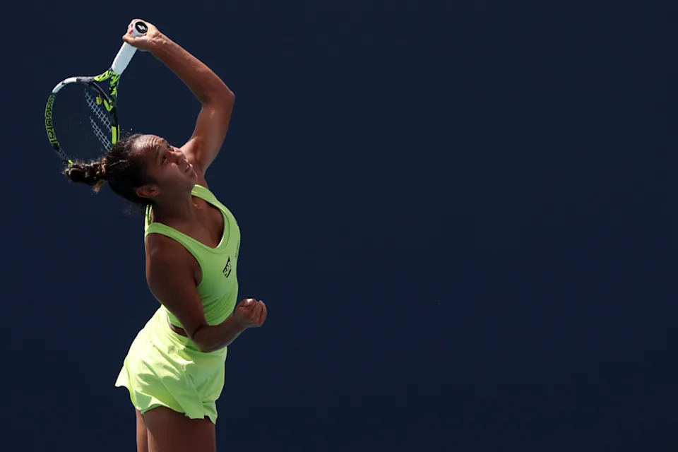 Leylah Fernandez (CAN) serves against Ashlyn Krueger (USA)(not pictured) on day five of the Miami Open© Geoff Burke-Imagn Images