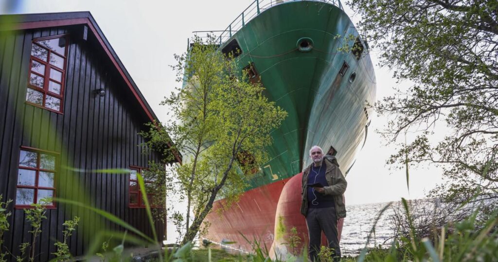 Prosecutors have charged a cargo ship’s crew member after the vessel ran aground in Norway | AP International News Prosecutors have charged a cargo ship's crew member after the vessel ran aground in Norway | AP International News
