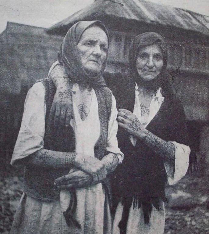 Singa is a form of traditional Croatian tattoos in present -day Bosnia and Herzegovina during the reign of the Ottomans (and decades later), and they served to lie down the girls with Ottoman begs and thus protect them from abduction and rape