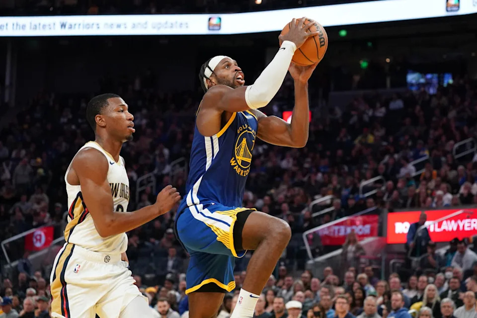 Oct 30, 2024; San Francisco, California, USA; Golden State Warriors guard Buddy Hield (7) drives against New Orleans Pelicans forward Jamal Cain (8) during the fourth quarter at Chase Center. Mandatory Credit: David Gonzales-Imagn Images© David Gonzales-Imagn Images