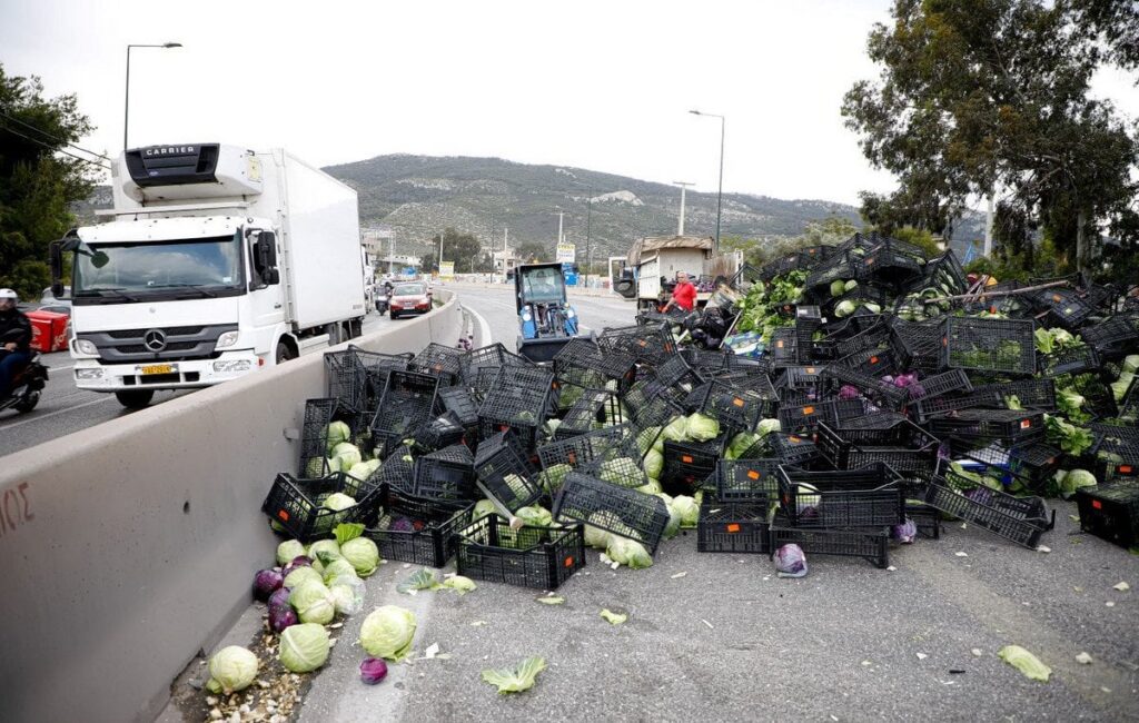 The Dalica driver with the sprouts on Athens Avenue had risen two years ago in Kifissos with oranges The Dalica driver with the sprouts on Athens Avenue had risen two years ago in Kifissos with oranges