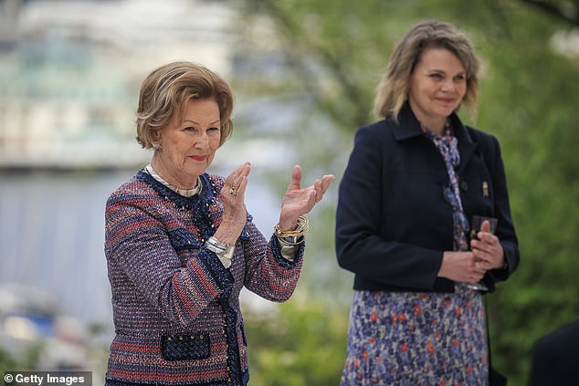 The Queen put on a confident display as she met with guests at the Oslo National Academy of the Arts in the country's capital