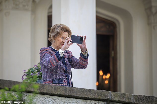 The printmaker and avid photographer was at one point during the engagement seen capturing images of the surrounding scenery with her phone