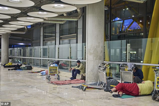 Madrid¿s city council on Thursday said that it had asked Spain¿s national government to take charge and come up with a plan to rehabilitate every homeless individual sleeping in the airport