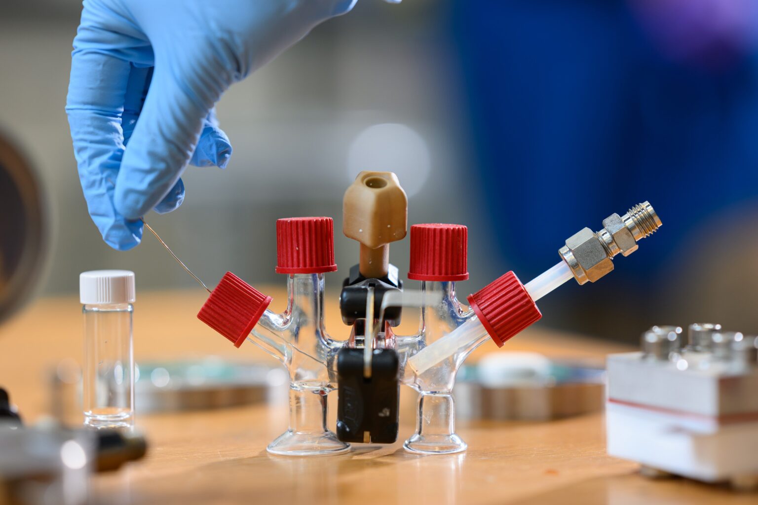 New liquid sodium metal air fuel cell could pack 3x as much energy per pound as today’s best EV batteries, offering a lightweight option for powering trucks, planes, or ships