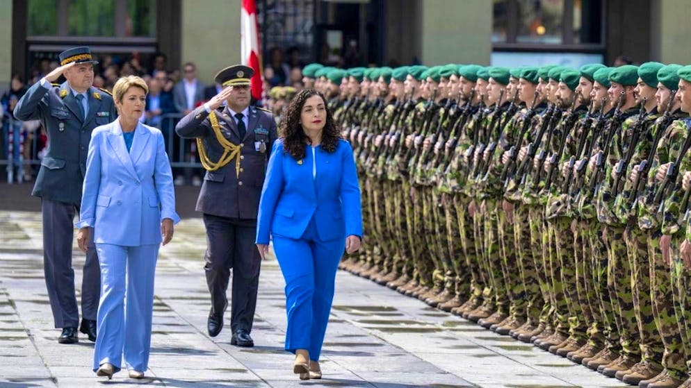 President Karin Keller-Sutter (left) and Kosovan President Vjosa Osmani Sadriu walk past the army's formation of honor on the Bundesplatz.