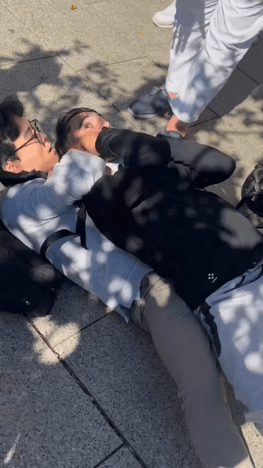 A foreign thief in Barcelona tried to steal a Chinese photographer's camera. In the spirit of cultural exchange, he showed him a Chinese martial arts trick until the police arrived to take him away.