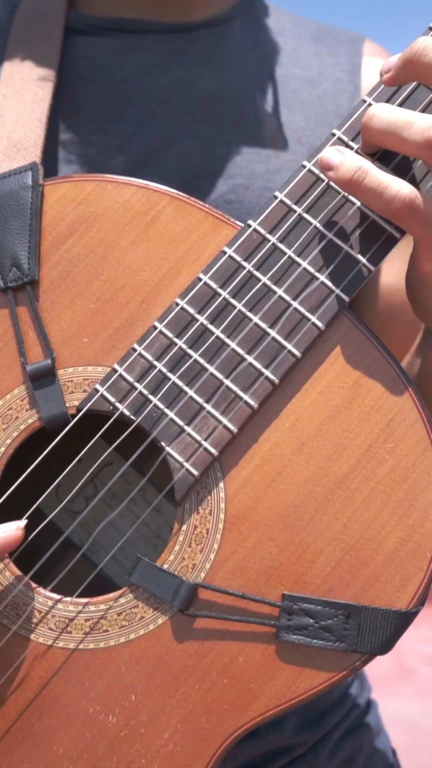 Hello Spanish friends, I am a self -taught Mexican guitarist. In this video he played classic and flamenco guitar, two worlds that I love and want to share with you.