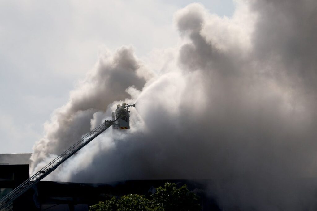 Toxic cloud forces 160,000 people indoors in Spain’s tourism region