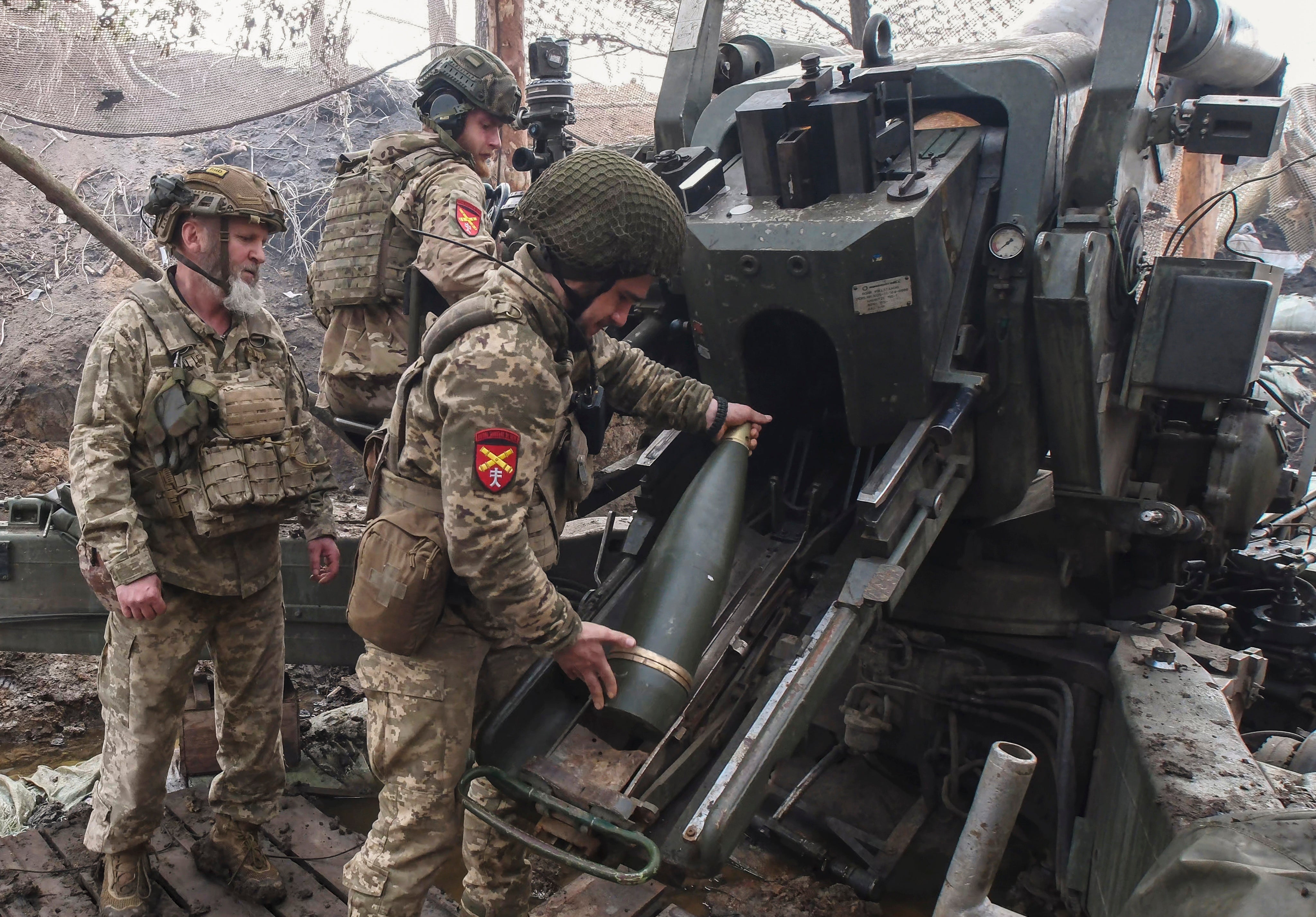 Ukrainian servicemen of the 44th Separate Mechanised Brigade operate an FH70 howitzer on a front line in the Zaporizhzhia area on 4 April