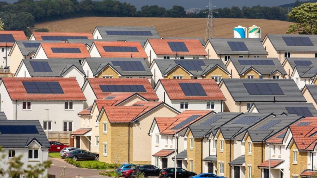 Solar panels on all new homes as part of Labour’s net-zero push