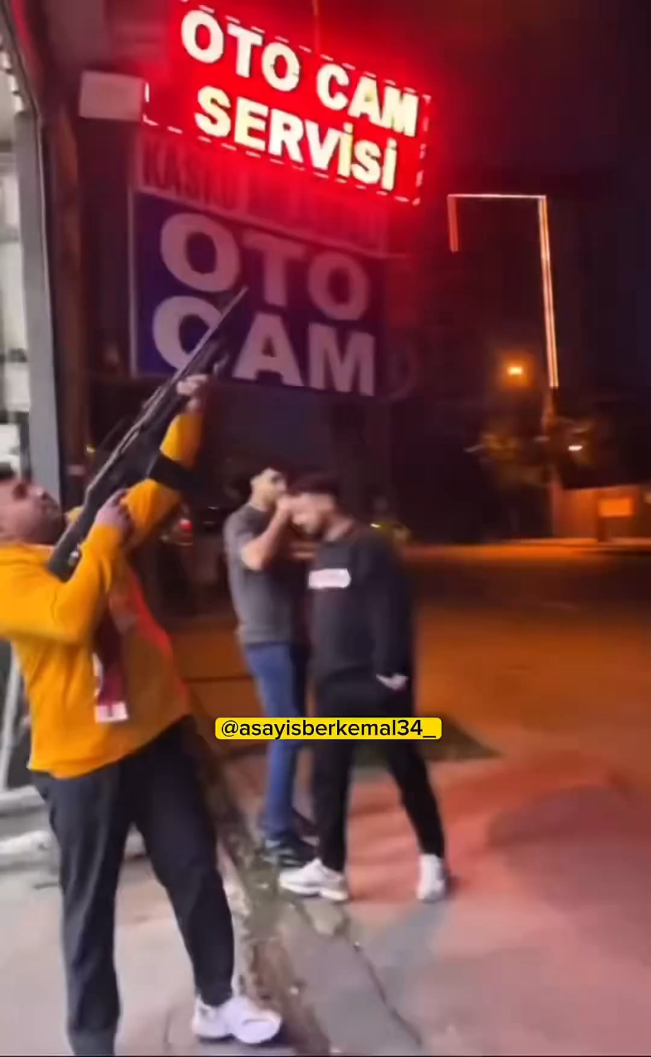 Bağcılar'da a fans celebrated by squeezing guns into the air.