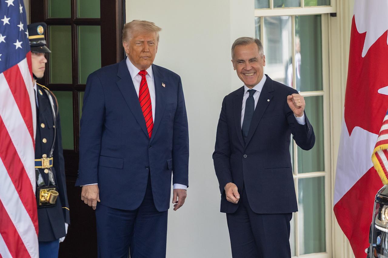 U.S. President Donald Trump C welcomes Canadian Prime Minister Mark Carney R at the White House in Washington, D.C., the United States, on May 6, 2025. U.S. President Donald Trump and Canadian Prime Minister Mark Carney met in the White House on Tuesday, disagreeing on the 