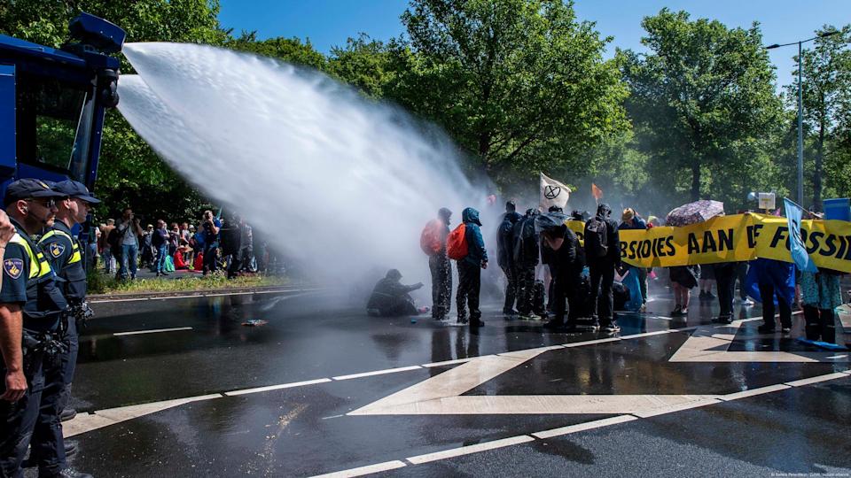 Dutch police employed high-powered water cannons and arrested around 700 climate activists who blocked a highway in The Hague to protest fossil fuel subsidies<span class="copyright">James Petermeier/ZUMA/picture alliance</span>
