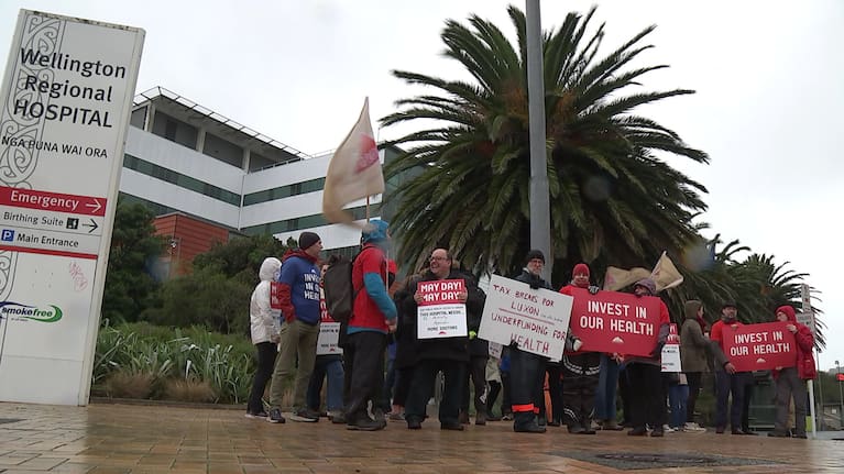 Doctors in Wellington braved the bad weather to hold a rally outside the hospital.