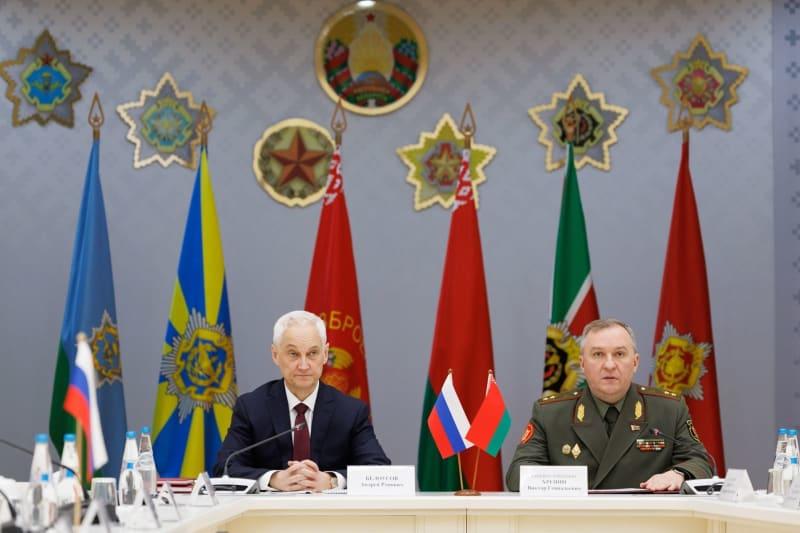 Russia's Defence Minister Belousov (L) meets with his Belarusian counterpart Viktor Khrenin. Russia and Belarus are preparing a large new military manoeuvre together, the Belarusian state agency BelTA reported on Friday. Vadim Savitsky/TASS via ZUMA Press/dpa