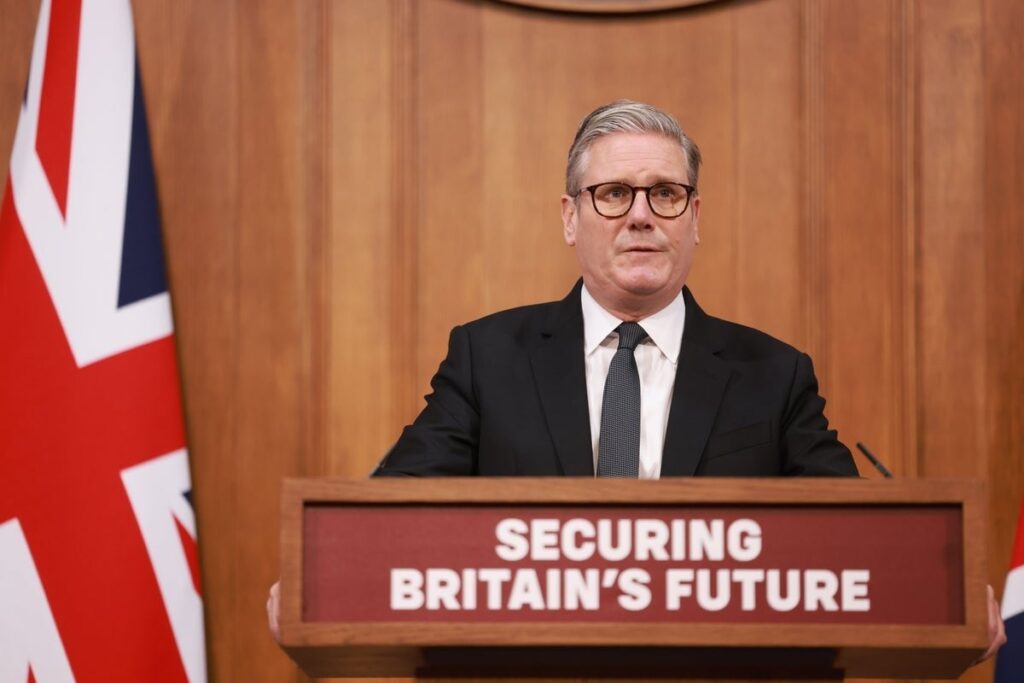 Net migration predicted to fall by up to 250,000 in major boost for Starmer