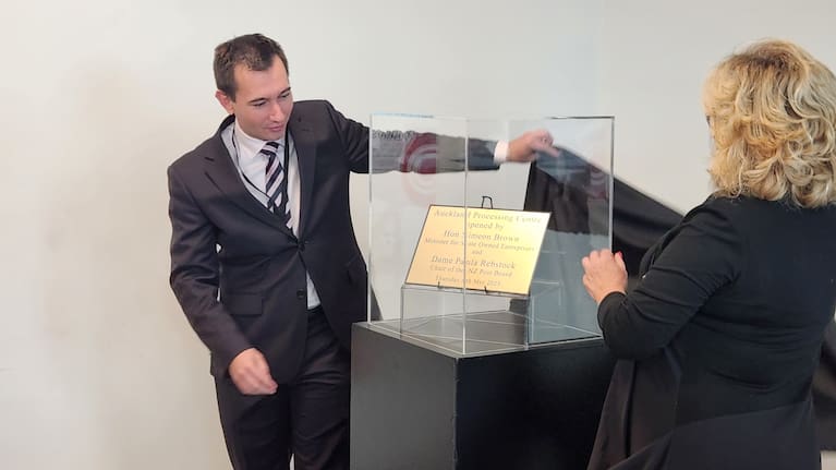 Minister for State Owned Enterprises Simeon Brown unveils the plaque alongside Chairperson of the NZ Post Board, Dame Paula Rebstock.