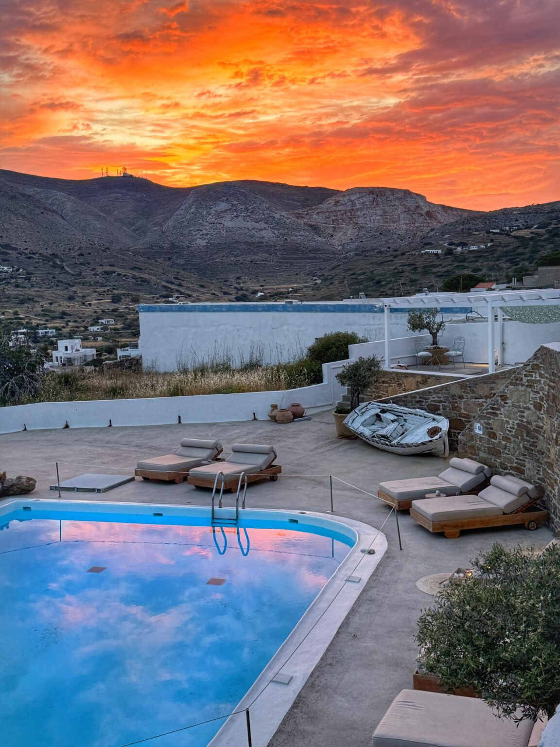 When you’re at a hotel that has a sunrise like this!! Kini, Syros