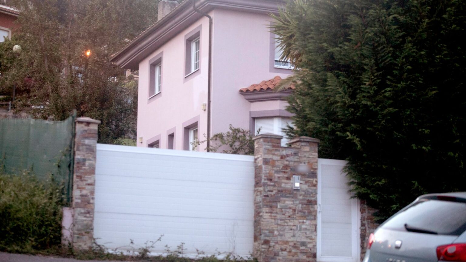Three children locked inside ‘house of horrors’ for years are rescued by Spanish police – reports | World News Outside the house where the facts have occurred in the rural area of Oviedo, on April 29, 2025, in Oviedo, Asturias (Spain). A married couple has been arrested by agents of the Local Police of Oviedo after finding that their children were locked in the house in very bad sanitary conditions, surrounded by excrement and had been locked up since 2021. 29 APRIL 2025 Jorge Peteiro / Europa Press 04/29/2025 (Europa Press via AP)