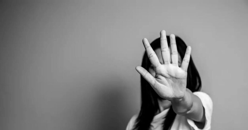 How can there be a penalty they gave him ??? Was sentenced to systematic rape with only 7 years with suspension instead of life imprisonment ??? For rape free ?? So will he go to prison if she rapes her a second time? But did it make it a bunch of times ???