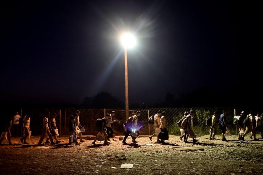 FILE PHOTO: Migrants walk to catch a train after crossing the border from Greece to Macedonia at the village of Gevgelija on August 29, 2015 (AFP Photo)
