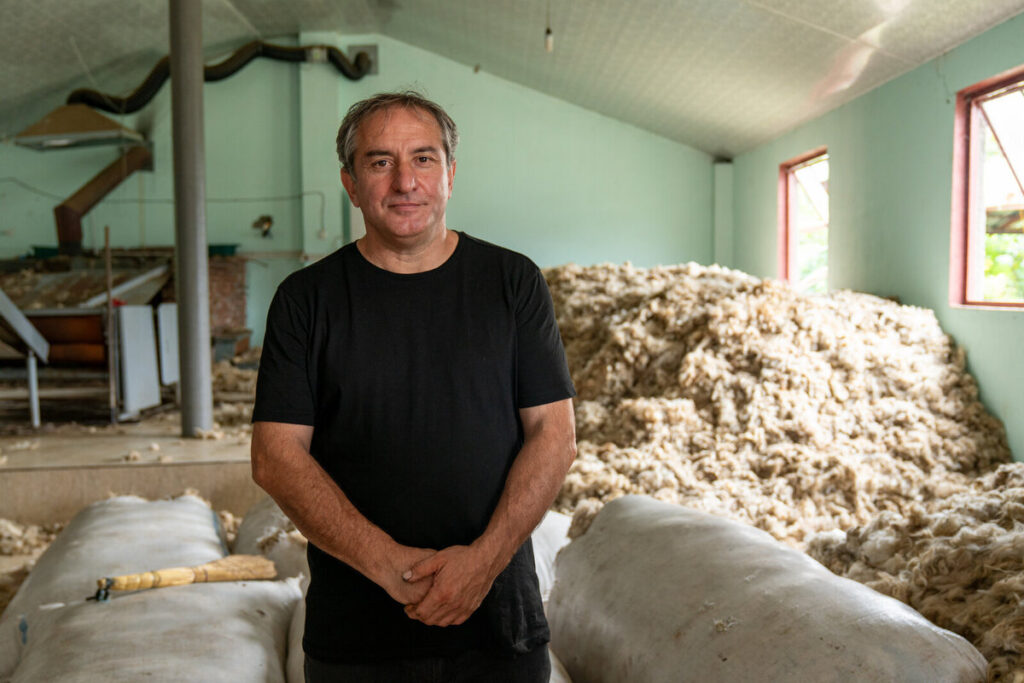 Meet the wool master reviving traditional wool processing in Georgia thanks to Caritas Czech Republic