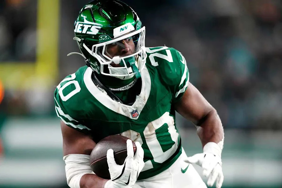 New York Jets running back Breece Hall (20) runs with the ball© Kevin R&period; Wexler-NorthJersey&period;com &sol; USA TODAY NETWORK via Imagn Images