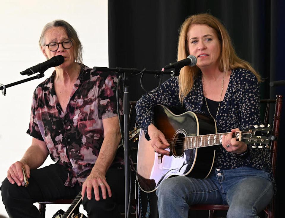 John Cowsill and Vicki Peterson perform. (Photo by R. Diamond/Getty Images)