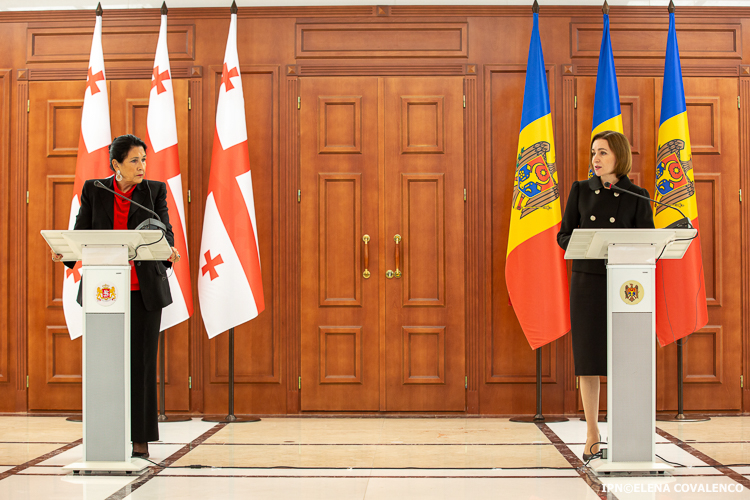 Maia Sandu awarded the Order of the Republic to former Georgian President Salome Zurabisvili