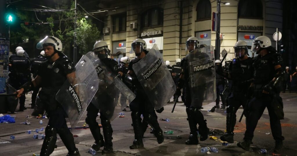Serbian police clash with anti-government protesters in Belgrade – POLITICO Serbian police clash with anti-government protesters in Belgrade – POLITICO