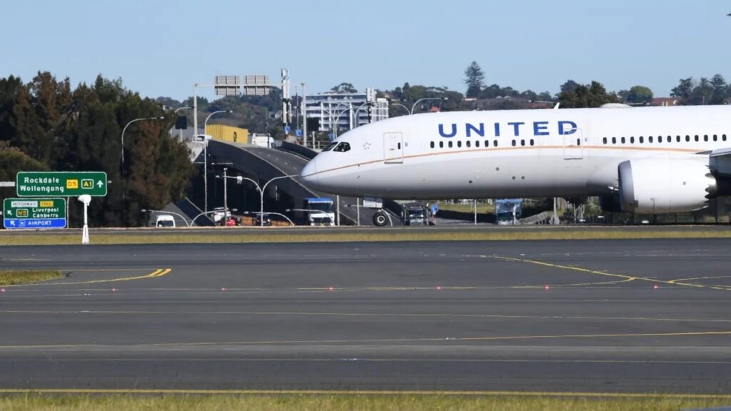 Solo travelers pay more than groups for economy flights: report