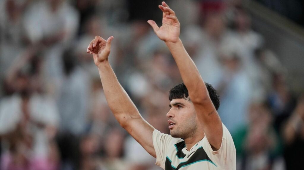 Defending champion Alcaraz labors into fourth round of the French Open