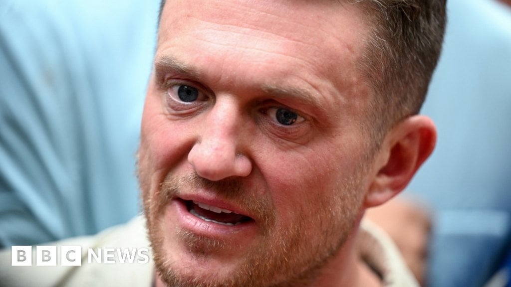 Restaurant asked Tommy Robinson to leave after staff 'felt uncomfortable'