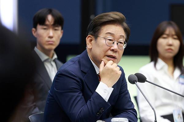 Lee&rsquo;s Approval Rating Nears 60% for First Week in Office