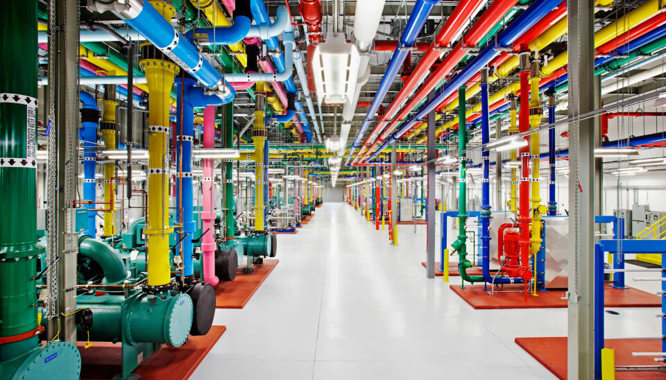 Vanntanker og rør i flere farger hos Google sine datasentre.