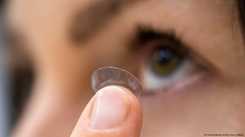 Chinese researchers have developed an infrared contact lens that makes night vision possible. Nanoparticles make the previously invisible light range visible to the human eye