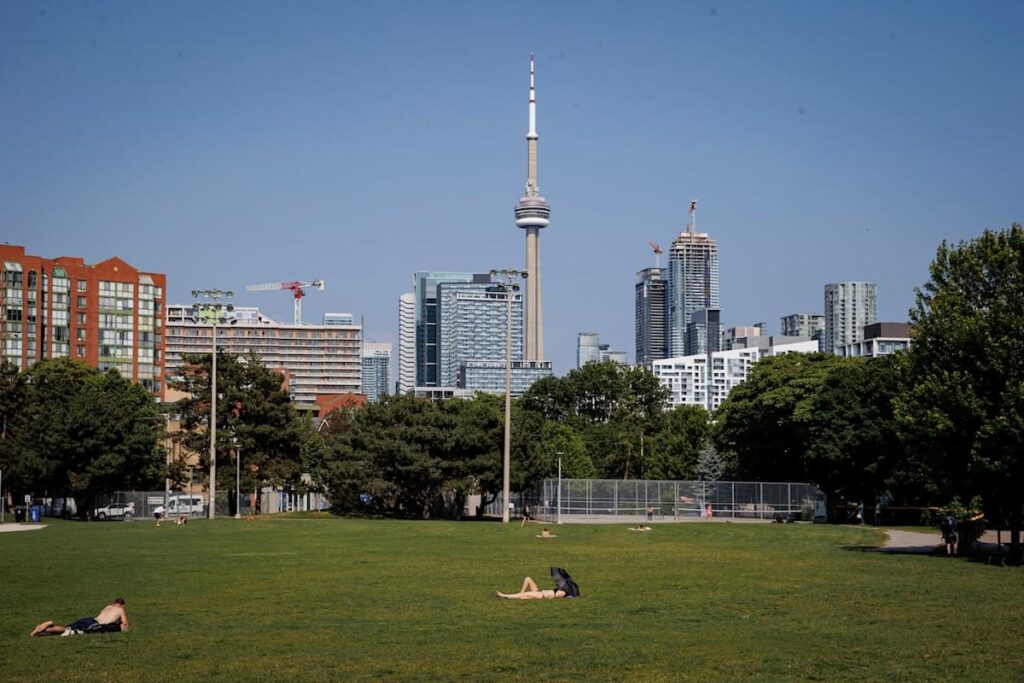 Extreme heat continues in GTA, surrounding areas Monday: Environment Canada