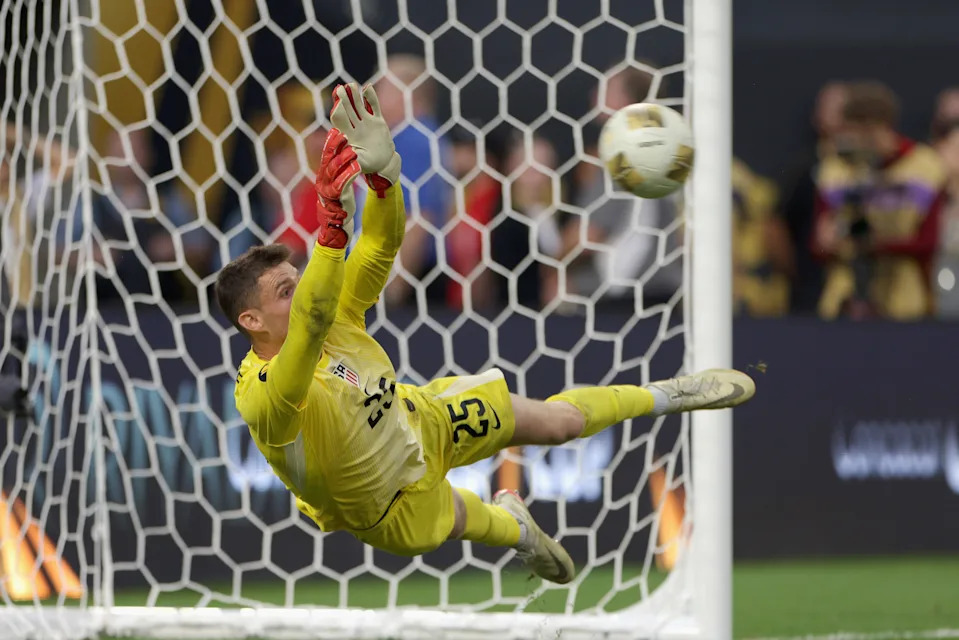 MINNEAPOLIS, MINNESOTA - JUNE 29: Matthew Freese #25 of United States makes a save during the penalty shootout against Costa Rica in the Gold Cup 2025 Quarterfinals at U.S. Bank Stadium on June 29, 2025 in Minneapolis, Minnesota.  (Photo by John Dorton/ISI Photos/USSF/Getty Images)