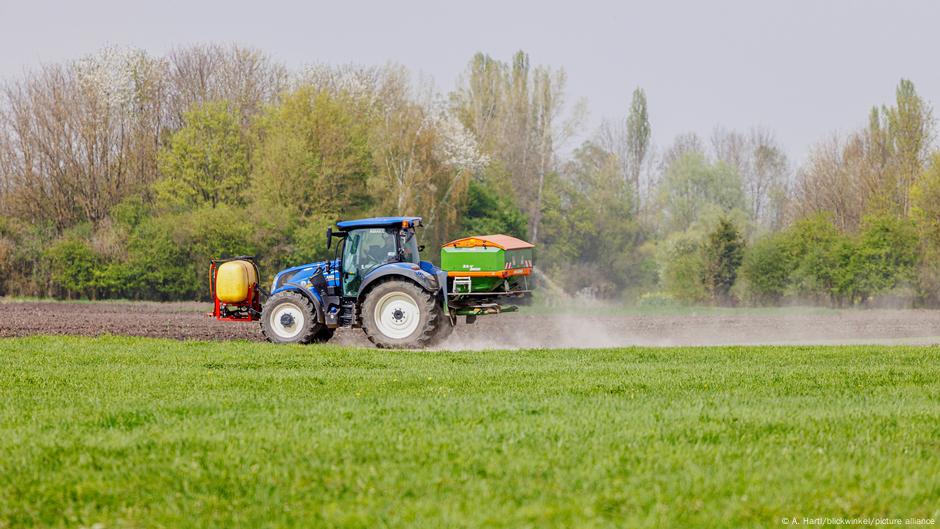 Why is the EU still buying Russian fertilizer? – DW – 06/04/2025