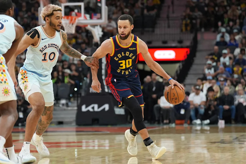 Golden State Warriors guard Stephen Curry (30) dribbles against San Antonio Spurs forward Jeremy Sochan (10). © Daniel Dunn-Imagn Images