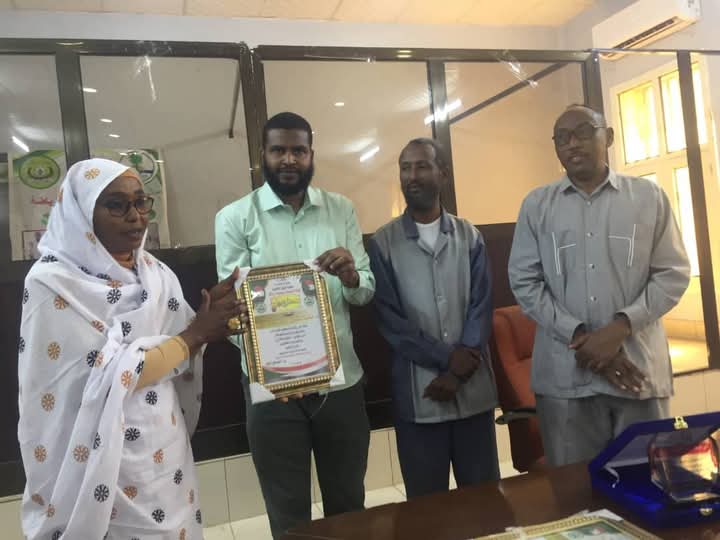Samia Osman receiving a thank you from the Baranko community in February 2025. Photo used with permission.