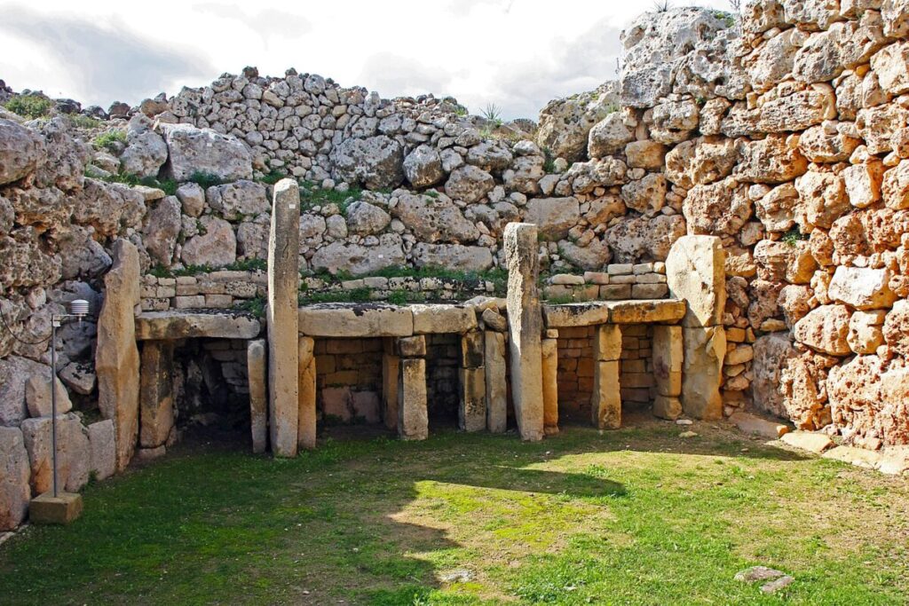 “No Easy Way from Earth to the Stars”: Malta’s Prehistoric Temples (3800–2400 BCE) May Have Served as Celestial Navigation Schools (a) Overhead photograph of the Tarxien horizontal slab (photo by Daniel Cilia, with permission); (b) the Southern Cross when rising as seen from Malta around 3250 BC. Source: Silva, F. & Lomsdalen, T. (2025)