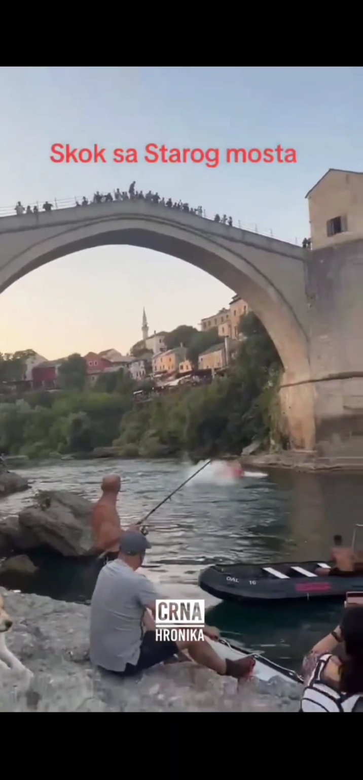 The tourist jumped from the Old Bridge, survived. The home side welcomed him and the inclined, survived and that.