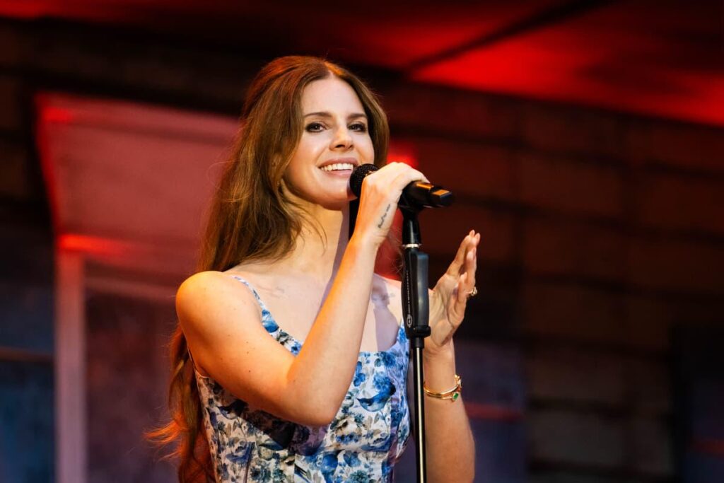 Lana Del Rey fans criticise star for 'abysmal' 90-minute gig after she shows up late to first UK tour date